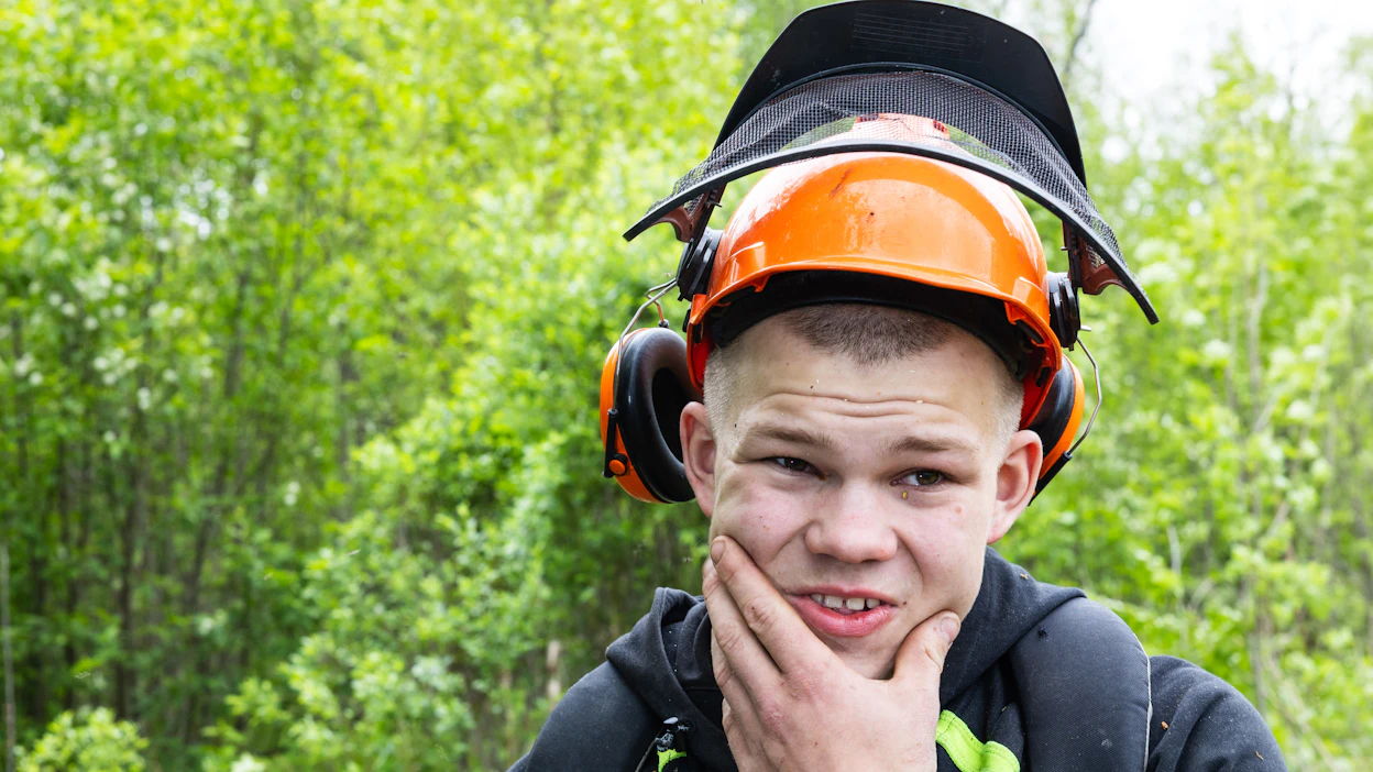 4H-yrittäjyys alkoi houkuttaa Oula Ovaskaista jo viime vuonna, sillä hänen isoveljensäkin oli työllistynyt yrittäjänä mukavasti. Ovaskaiselta hoituvat metsähommien lisäksi monenlaiset maataloustyöt.