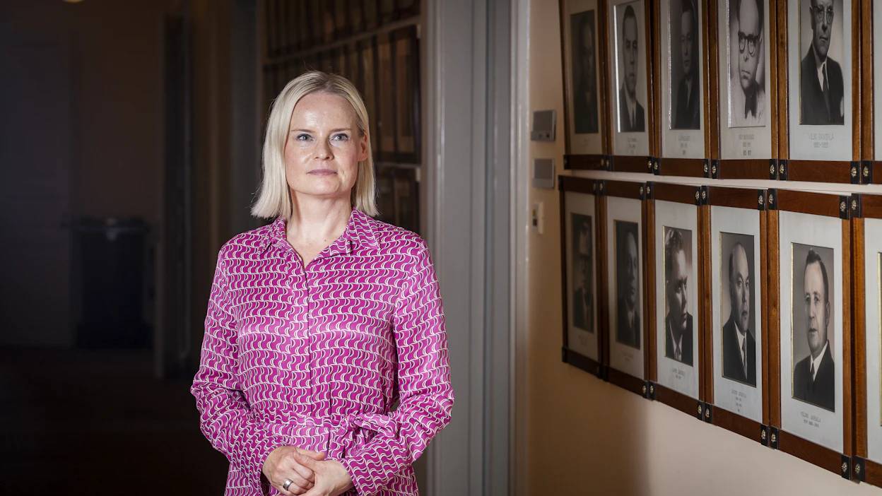 Krista Mikkonen kritisoi, että varapääministeri Riikka Purra on piiloutunut sen taakse, että perussuomalaiset puhuvat suoraan ja kaunistelematta.