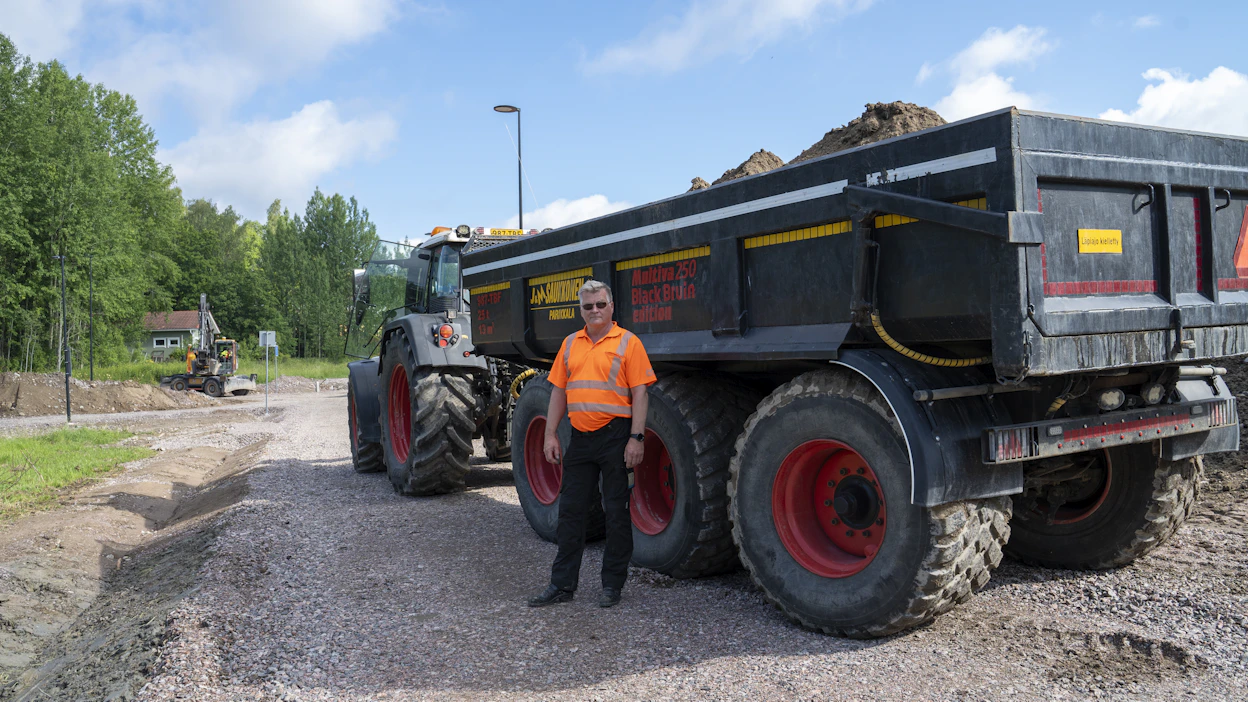 Jukka Saukkonen on rakentanut Multivan vaunusta itselleen järeän maansiirtovaunun.