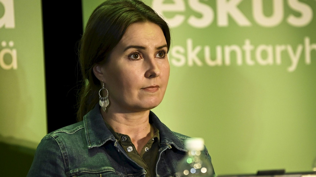 Eeva Kalli kuvassa keskustan eduskuntaryhmän kesäkokouksen tiedotustilaisuudessa Porissa elokuussa. 