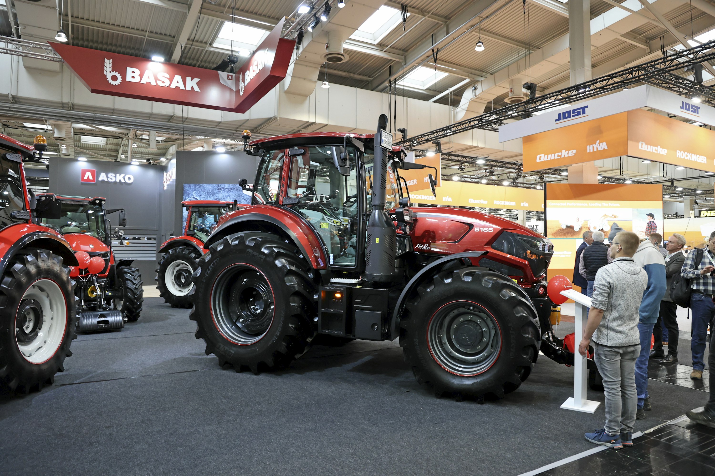 Basakin uusi huippumalli 5165 on varustettu Deutzin 6,1-litraisella kuutosmoottorilla, joka tuottaa 170 hevosvoiman maksimitehon. Etuakseli on Carraron jousitettu malli, vaihteistona on Deutz-Fahrilta hankittu RCShift-powershiftvaihteisto, jossa on 30 vaihdetta eteen ja 15 taakse. Traktorin huippunopeus on 50 km/h. Basakin omistajayhtiö ASKO neuvottelee parhaillaan italialaisen Goldonin ostosta.