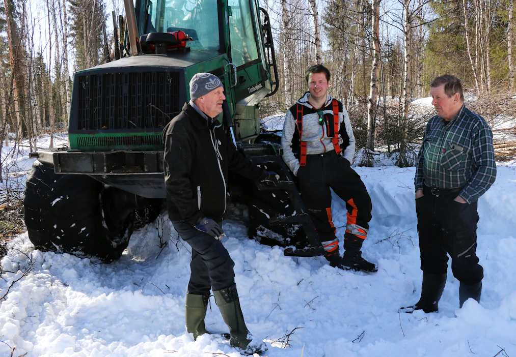 Tulevalle Metsänhoitoyhdistys Metsä-Lapille urakoi kaikkiaan vajaat 30 metsäkoneyrittäjää. Fuusioneuvotteluja vetänyt Hannu Välikangas (vas.) sekä kemijärveläiset metsäkoneyrittäjät isä ja poika, Pekka ja Timo Lassila kävivät läpi, mitä mahdollisuuksia uusi yhdistys tuo koneyrittäjille.