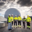 Liemitehdas Puljonki tekee tiivistä yhteistyötä naapurissa toimivan Nevelin biokaasulaitoksen kanssa. Taustalla vasemmalla lieteallas ja takana pallomainen kaasuvarasto. Kuvassa vasemmalta: Sonja Vanhala, Mikko Repo, Jussi Blom, Antti Tuominen, Kukkamaaria Kokkonen ja Heikki Kokkonen.