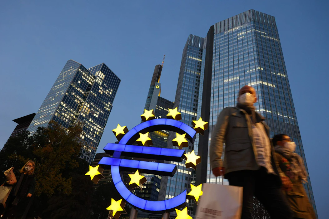 EU-komission ennusteen mukaan euroalueen talous hyytyy vähemmän kuin komissio on aiemmin arvioinut. Kuvituskuva.