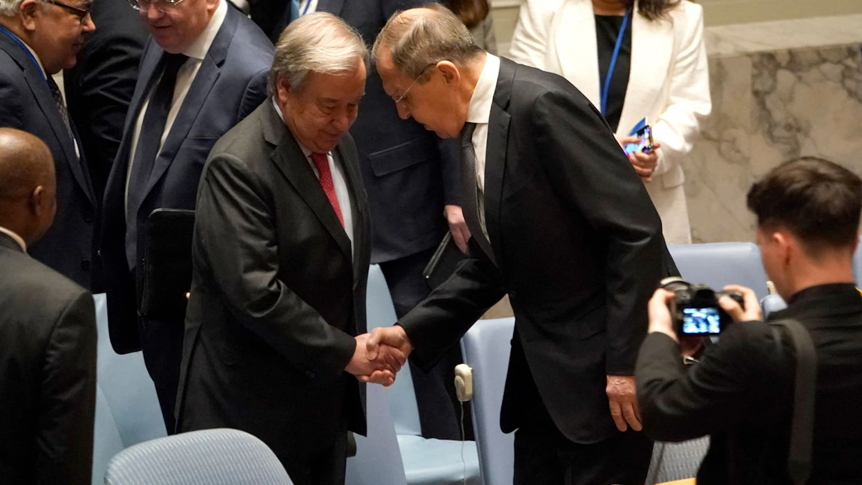 YK:n pääsihteeri Antonio Guterres ja Venäjän ulkoministeri Sergei Lavrov kättelivät ennen turvallisuusneuvoston kokousta, mutta itse kokouksessa Guterres arvosteli hyökkäyssotaa suorin sanoin. LEHTIKUVA/AFP.