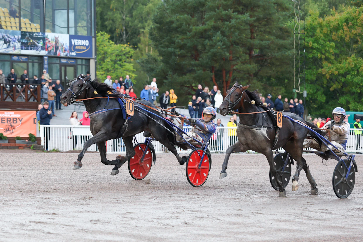 Crepe Match (nro. 10) jyräsi loppukirillään Derbyn voittoon Olli Koivusen ohjastamana. Corazon Combo sijoittui toiseksi rattaillaan Pekka Korpi.