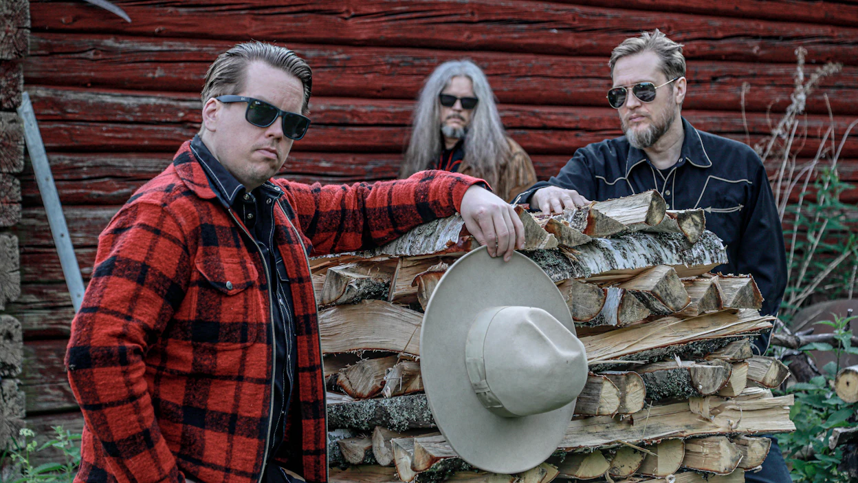Ville Sihvonen, Tomi Wahlroos, Mikko Virta muodostavat maaseutumaisemissa viihtyvän Koisjärven Diskon. "Täällä pysyy toinen jalka turpeessa. Yksi ilta soiteltiin treenikämpällämme Vihdin Otalammella, niin peurat tuli kuuntelemaan kymmenen metrin päähän autotallista", Tomi Wahlroos kertoo.
