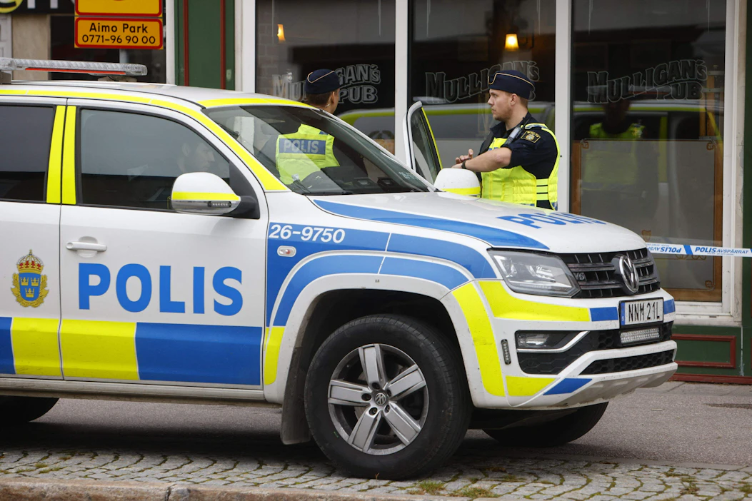 Poliisi tutkii tapahtumaa tuhotyönä, mutta ketään ei ole kiinniotettuna. Ruotsissa on viime viikkoina nähty väkivallan aalto, josta esimerkkinä nähtiin Sandvikenin pubiampuminen viime perjantaina. LEHTIKUVA / AFP.