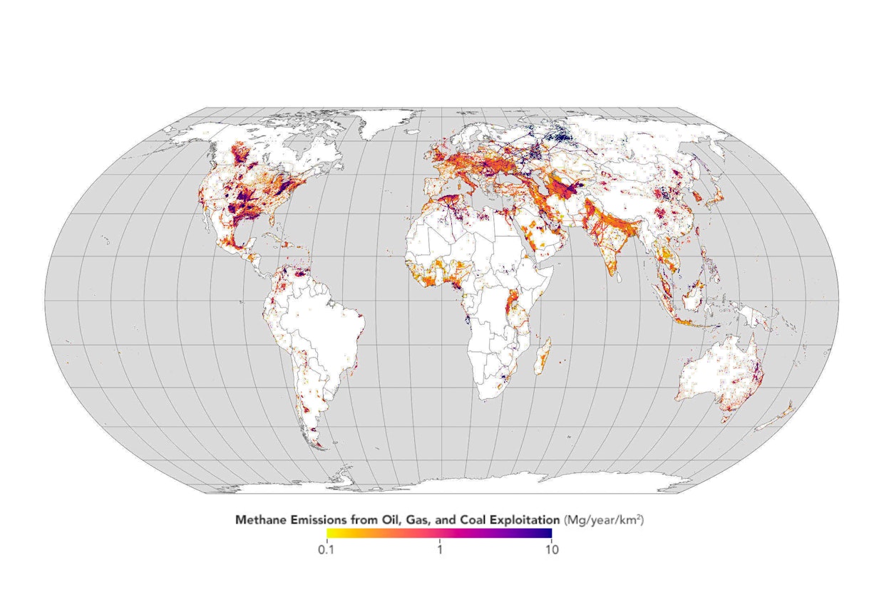 NASAn Earthobservatoryn tuottama kartta näyttää satelliittidataan perustuvan tilannekuvan öljyn, maakaasun ja hiilen aiheuttamista metaaniemissioista. Öljyn osalta suurimmat päästöt tulevat Venäjältä, maakaasun osalta USAsta ja hiilen osalta Kiinasta. Kartassa näkyy hyvin myös Pohjanmeren tuotantokenttien metaanipäästöt. Kartan viivasuorat linjat näyttävät siirtolinjojen päästöt, jotka nekin ovat merkittäviä. Suomi on liki päästövapaata aluetta.