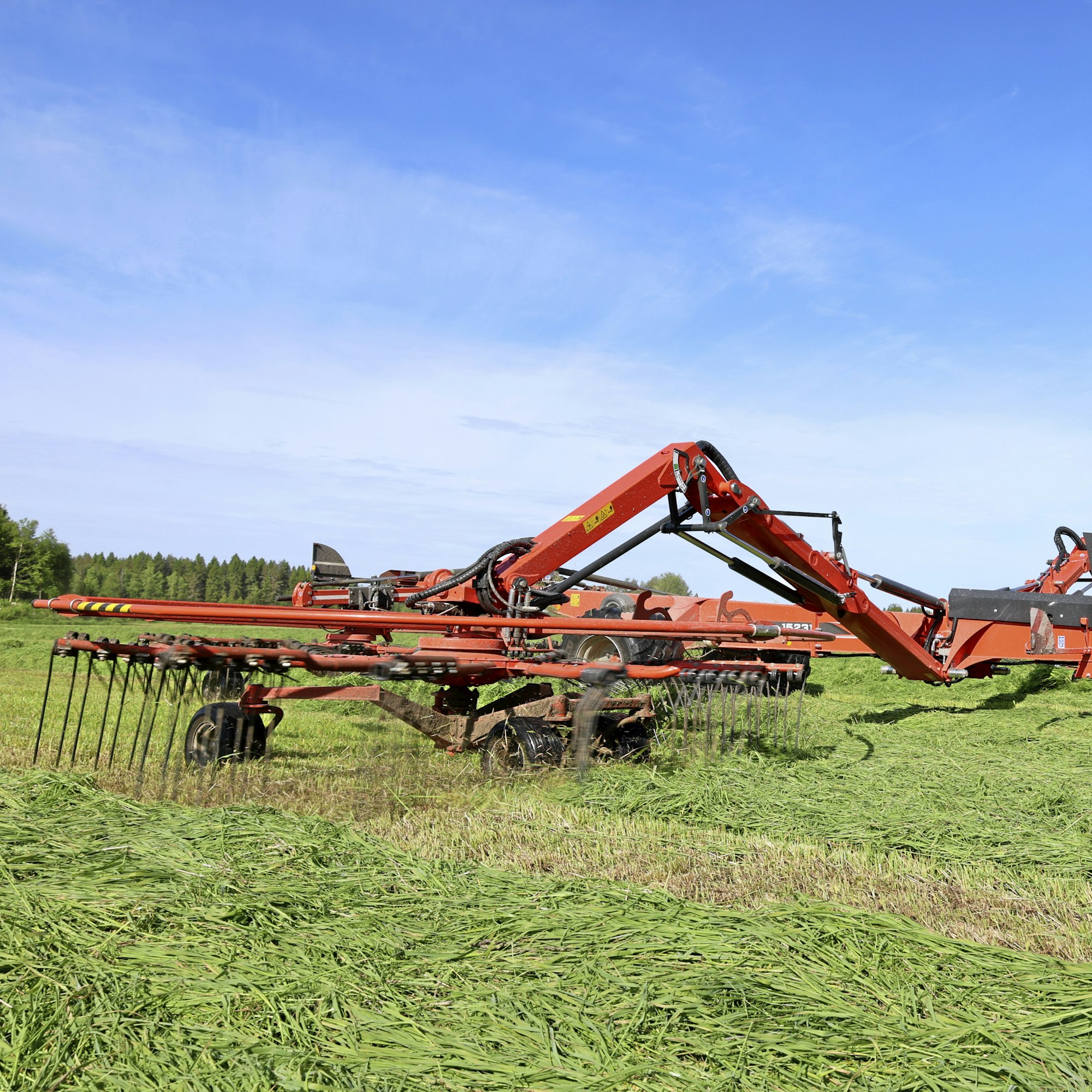 Kuhnin leveä, GA 15231 -karhotin toimii isoilla suorareunaisilla lohkoilla. Automatiikkaa on tarjolla helpottamaan kuljettajan arkea myös epämääräisille ja pienille lohkoille.