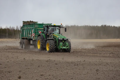 Tebben 30-kuutioinen vaunu levittämässä veturinaan John Deeren 8370 R, joka on riittävän painava Tebben eteen ilman lisäpainoja. Vetopiste on kuulavetolaitteella otettu hieman taakse, jolloin vaunu seuraa tarkemmin traktorin jälkiä kaarteessa. 