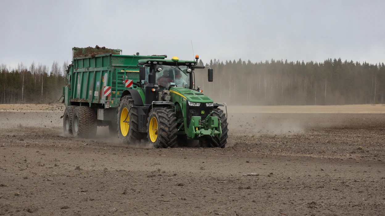 Tebben 30-kuutioinen vaunu levittämässä veturinaan John Deeren 8370 R, joka on riittävän painava Tebben eteen ilman lisäpainoja. Vetopiste on kuulavetolaitteella otettu hieman taakse, jolloin vaunu seuraa tarkemmin traktorin jälkiä kaarteessa.