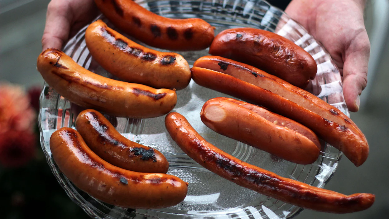 Uutuusmakkarat 2025 kuvassa vasemmalta ylhäältä alas: Tamminen Kipinä kolmen juuston grillimakkara, Wilhem chekoni, HK Kabanossi, HK Maakarit Meksiko, Wilhem perinteinen. Oikealta ylhäältä Pirkka Grillaa, Pouttu Nuotio, Snellman Kunnon Koskenlaskija ja cheddar sekä Perniön poroporvari.