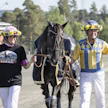 Martina Jonsson (vas.) ja Hans R Strömberg taluttavat On Track Piratenia seremoniapaikalle uran viimeisen startin jälkeen juhannuksena 2022.