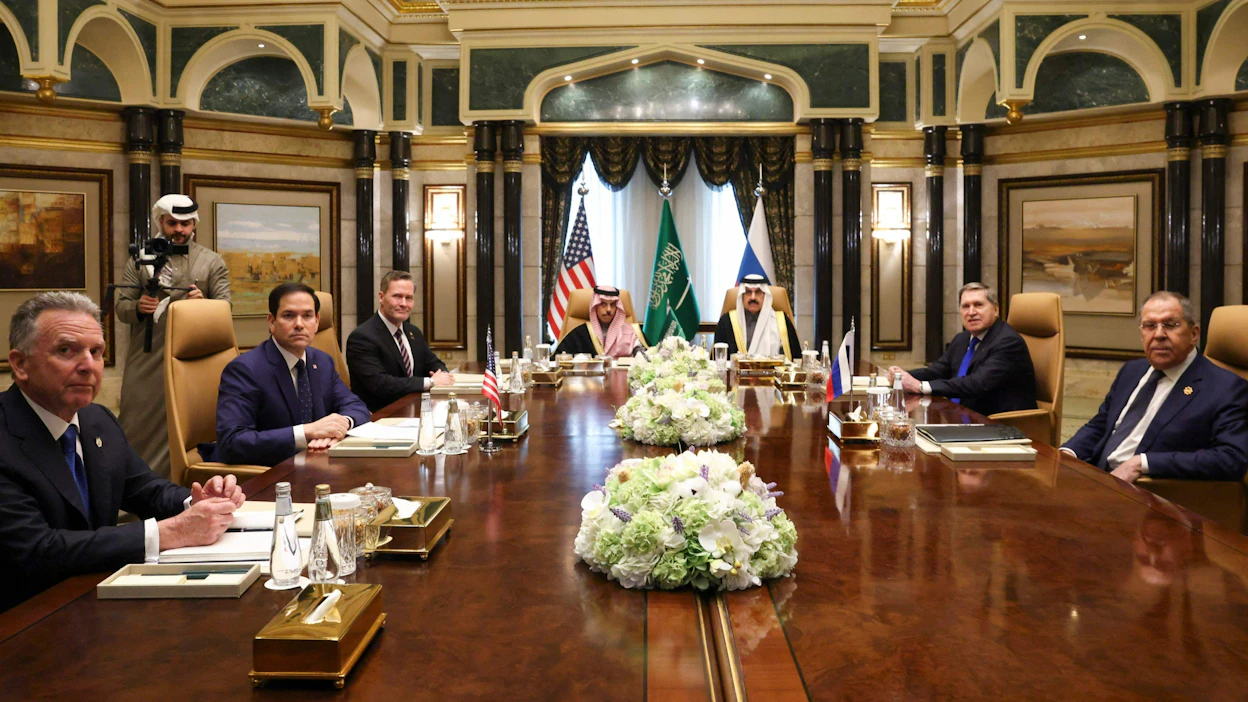 Yhdysvaltain ja Venäjän delegaatiot tapasivat Saudi-Arabiassa tiistaina. Keskellä toisiaan vastapäätä ulkoministerit Marco Rubio (vas.) ja Sergei Lavrov. LEHTIKUVA / AFP.