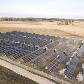 Aurinkopaneeleita on pystytetty pellolle esimerkiksi Hyvinkäällä. 