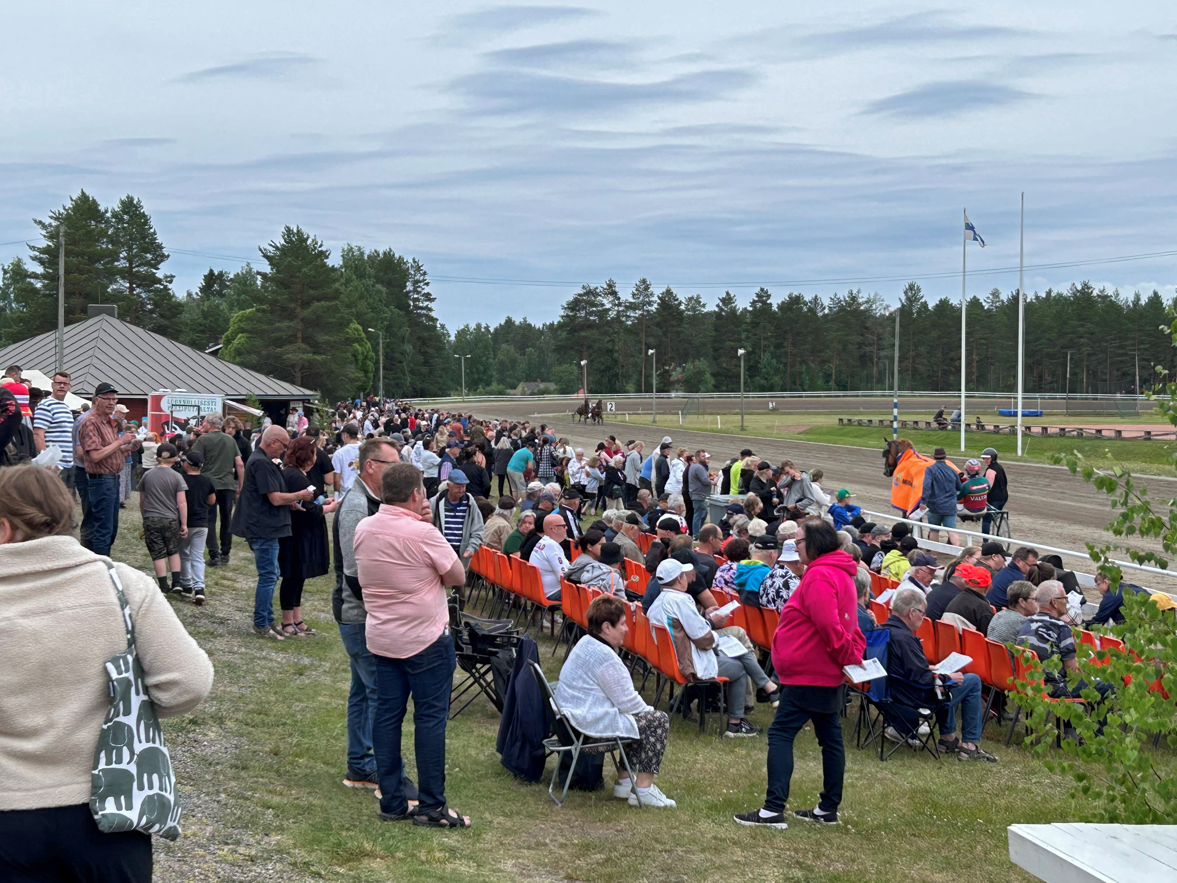Halsuan raveissa riitti väkeä ja tunnelmaa viime kesänä. Yleisömäärä oli pitkälle toista tuhatta.