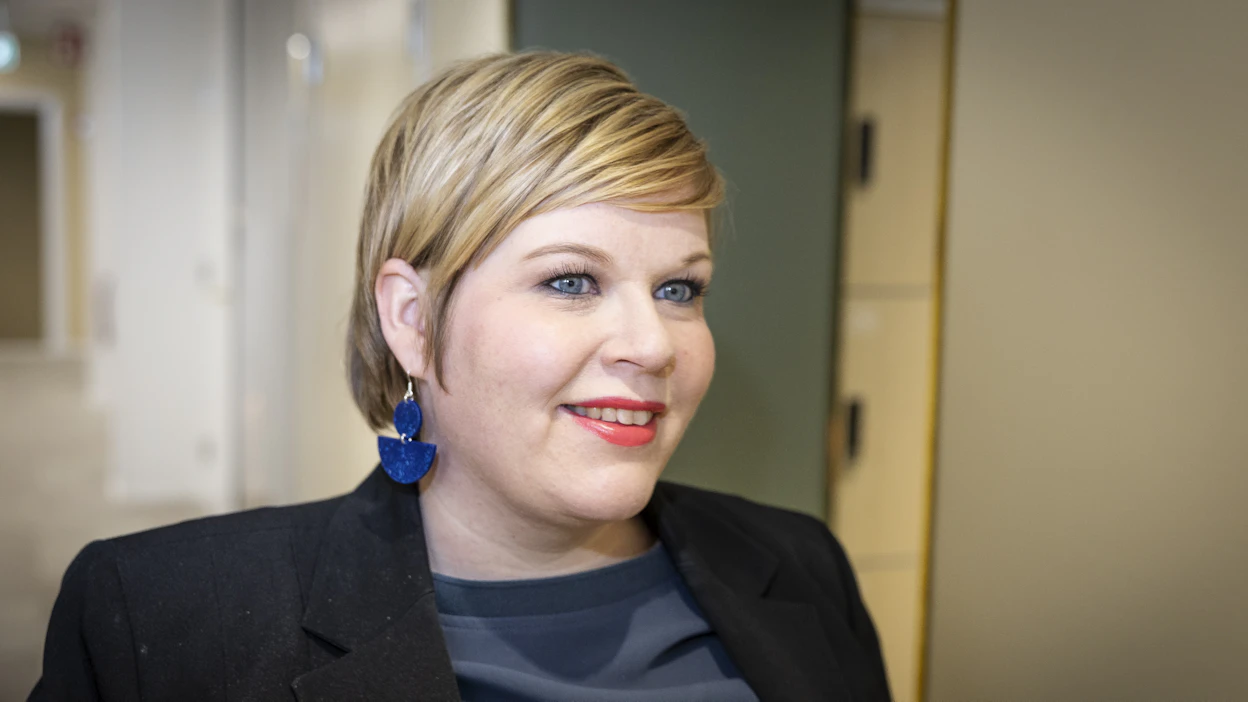 Keskustan väistyvä puheenjohtaja Annika Saarikko pitää Orpon hallituksen leikkauksien yhteisvaikutusta vähäosaisiin kohtuuttomana.
