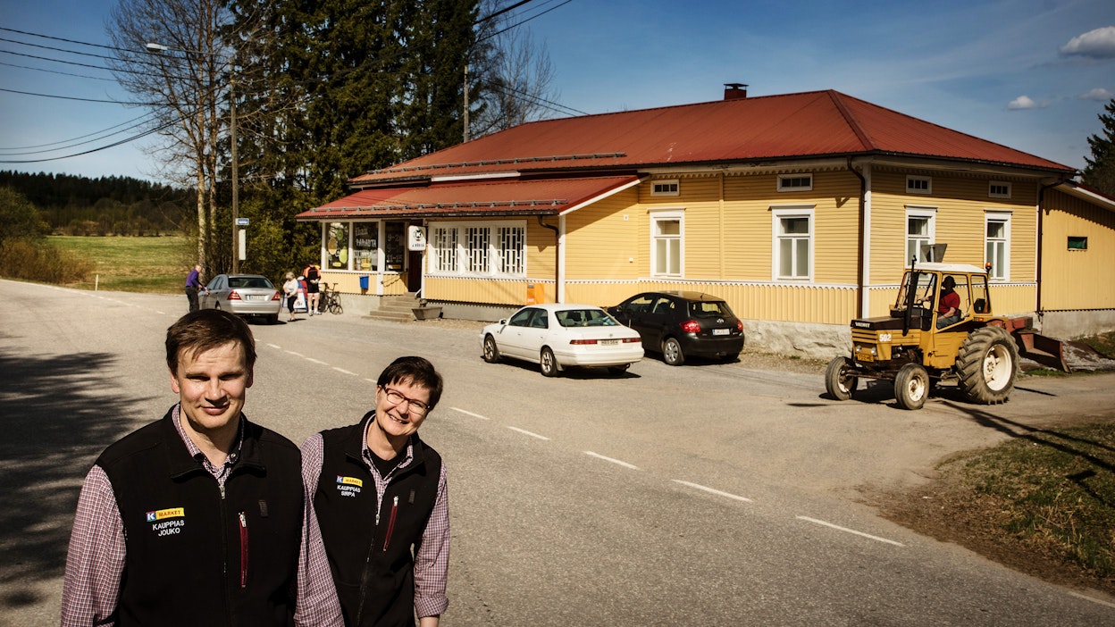 Röksän kyläkauppa Kirjavalassa on yksi vajaasta 200 kyläkaupasta, jotka löytyvät avoimetkylat.fi -nettisivuston kartalta. Jouko ja Sirpa Röksä kuvattiin tarinoita pursuavan 150-vuotiaan kauppatalon pihassa 2016.