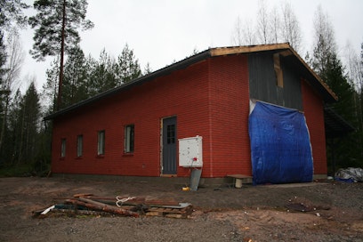 Mikko Luukkolan rakentaman tallin julkisivuista voi tunnistaa vanhojen navettojen tai sikaloiden piirteitä.