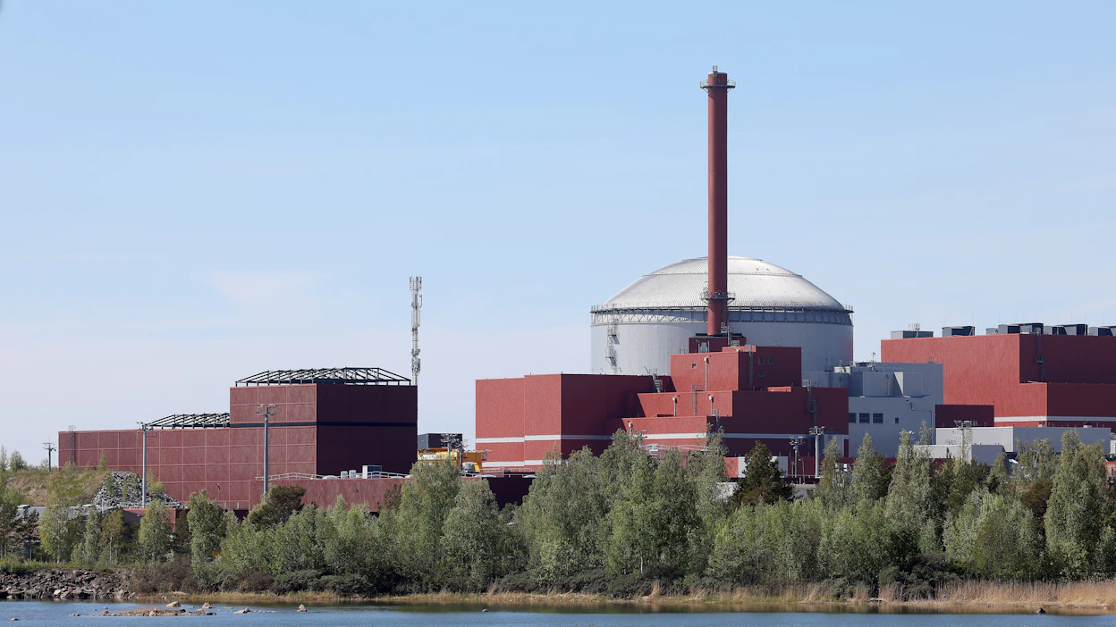 Kallioperään rakennettavaan laitokseen on tarkoitus sijoittaa Olkiluodon (kuvassa) ja Loviisan ydinvoimaloissa syntyvä käytetty ydinpolttoaine. JUSSI PARTANEN / LEHTIKUVA.
