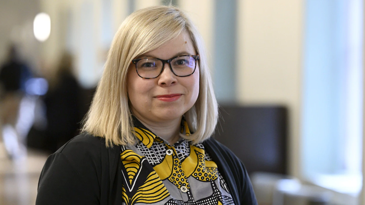 Vihreiden Saara Hyrkkö kritisoi hallituksen päätöstä tukea turvetta.