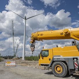 Ilmatar Oy:n Alajärven Louhukankaan tuulivoimaloita pystytettiin kuluvana kesänä isolla kalustolla.