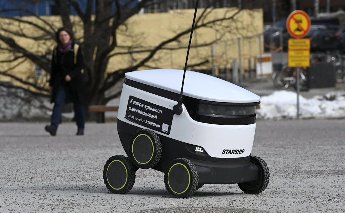 Katuja pitkin kulkevat robotit toimittavat ostokset Alepa-myymälöistä asiakkaiden koteihin. LEHTIKUVA / Heikki Saukkomaa.