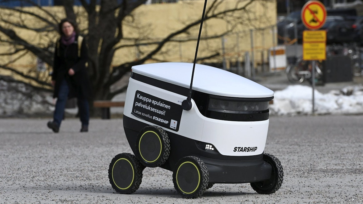 Katuja pitkin kulkevat robotit toimittavat ostokset Alepa-myymälöistä asiakkaiden koteihin. LEHTIKUVA / Heikki Saukkomaa.