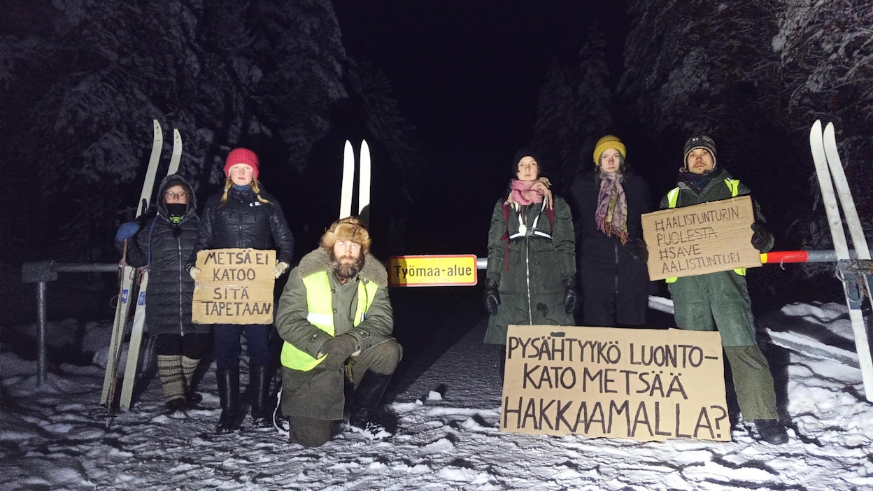 Metsäliikkeen aktivistit vaativat Metsähallitusta keskeyttämään hakkuut Aalistunturilla.