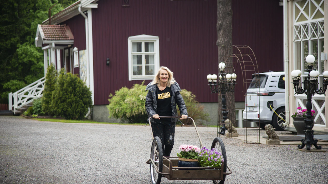 Johanna Oraksen taidegalleria ja taitelijakoti ovat avoinna heinäkuussa Koski TL:ssä. Taitelija Oras toivoo, että Okra-matkailijat löytävät reissullaan myös hänen kotikuntansa matkailutarjonnan.