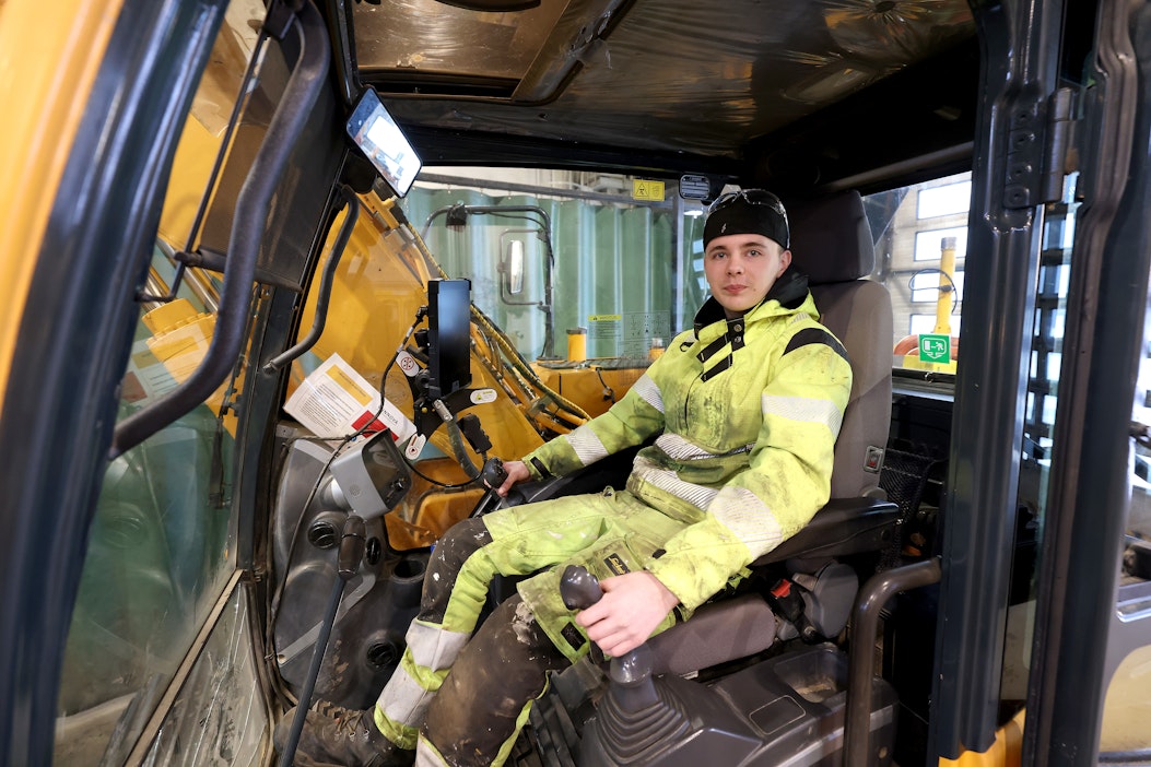 Joni Sillanpää valmistuu pian maanrakennuskoneenkuljettajaksi.