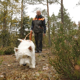 Ulkomuodostaan huolimatta Osku on käynyt läpi kaikki tarvittavat testit ja loppukokeet. Koirakon toisen osan muodostaa ohjaaja Leif Fredriksson.