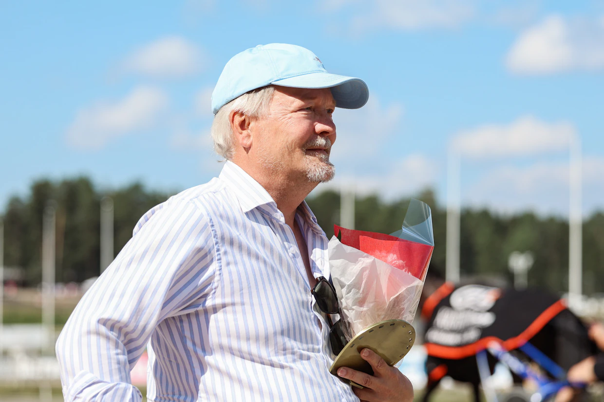 Tapani Sirviö on seurannut raviurheilua yli 50 vuotta. Kuvassa Piccolo Cocktailin Teivon heinäkuun lopun voittoa juhliva Sirviö on omistanut hevosia jo 20 vuoden ajan.
