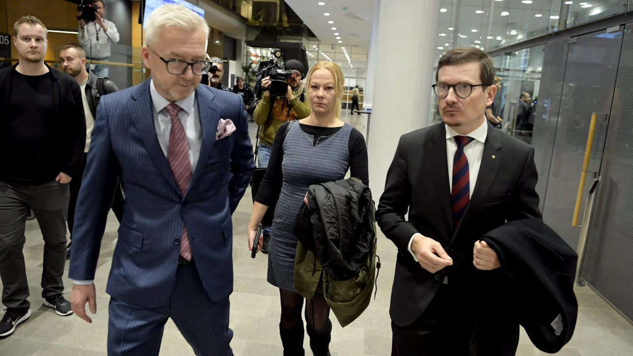 Asianajaja Kai Kotiranta (vasemmalla), toimittaja Laura Halminen sekä Helsingin Sanomien vastaava päätoimittaja Kaius Niemi Helsingin käräjäoikeudessa keskiviikkona. LEHTIKUVA / JUSSI NUKARI.