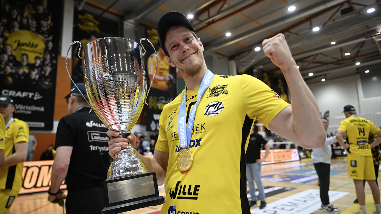 Hurrikaanin Joel Laakso juhli joukkueen mestaruutta Loimaalla 2. toukokuuta 2026. ANTTI AIMO-KOIVISTO / LEHTIKUVA.