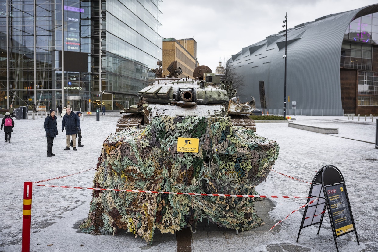 Helsingin keskustan Kansalaistorille oli 2023 tuotu näytille Ukrainan sodassa tuhottu venäläispanssarivaunun T-72B3:n raato.