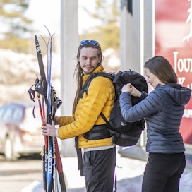 Niko Keurulainen ja Milja Asikainen käyvät toisinaan hiihtäen ostoksilla.