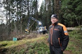 Toimitusjohtaja Jussi Hakkarainen tuntee puunkorjuun kentän ja on valmis nousemaan tarvittaessa hakkuukoneen puikkoihin.