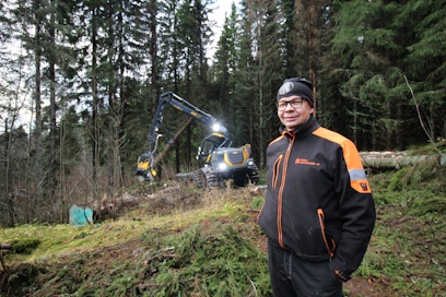 Toimitusjohtaja Jussi Hakkarainen tuntee puunkorjuun kentän ja on valmis nousemaan tarvittaessa hakkuukoneen puikkoihin.