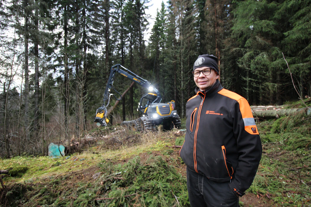 Toimitusjohtaja Jussi Hakkarainen tuntee puunkorjuun kentän ja on valmis nousemaan tarvittaessa hakkuukoneen puikkoihin.