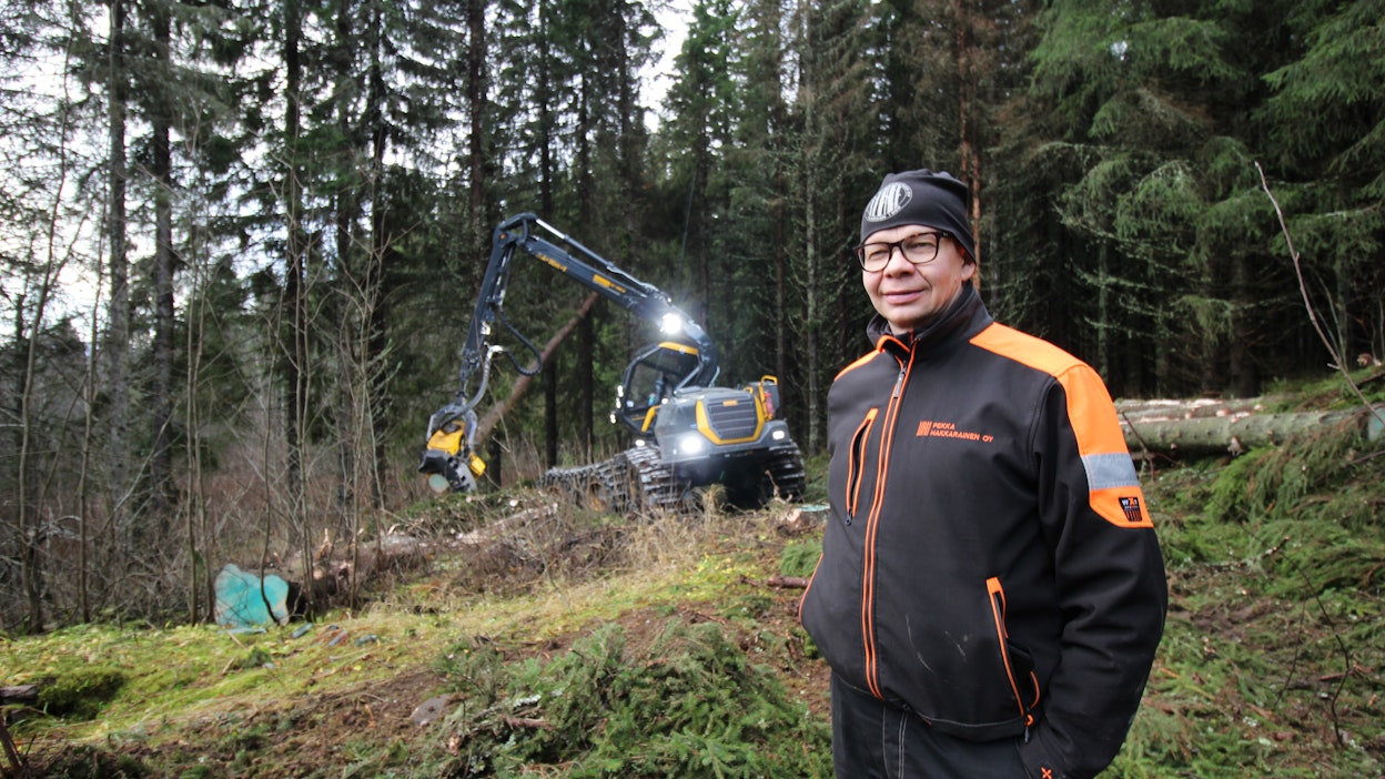 Toimitusjohtaja Jussi Hakkarainen tuntee puunkorjuun kentän ja on valmis nousemaan tarvittaessa hakkuukoneen puikkoihin.