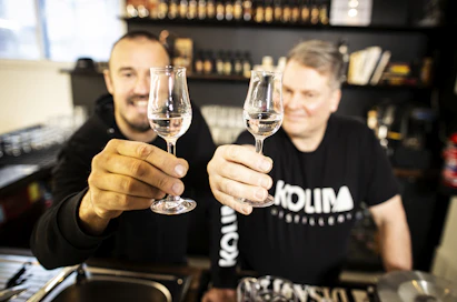 Kolima Distilleryn hallituksen puheenjohtaja Teppo Jämsén (kuvassa vasemmalla) ja toimitusjohtaja Manu Aunola tähtäävät yrityksen voimakkaaseen kasvuun ja kansainvälistymiseen.