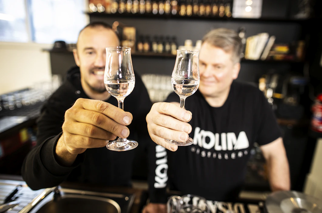 Kolima Distilleryn hallituksen puheenjohtaja Teppo Jämsén (kuvassa vasemmalla) ja toimitusjohtaja Manu Aunola tähtäävät yrityksen voimakkaaseen kasvuun ja kansainvälistymiseen.