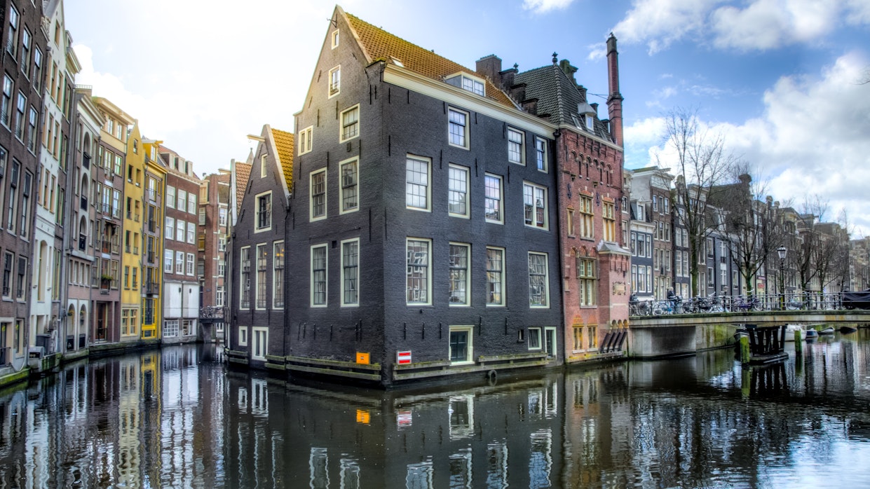 Runsaat suot muutettiin laitumiksi ja vesikanaviksi, kun ensin oli hyödynnetty niiden turvekerrokset. Kuva Amsterdamista.