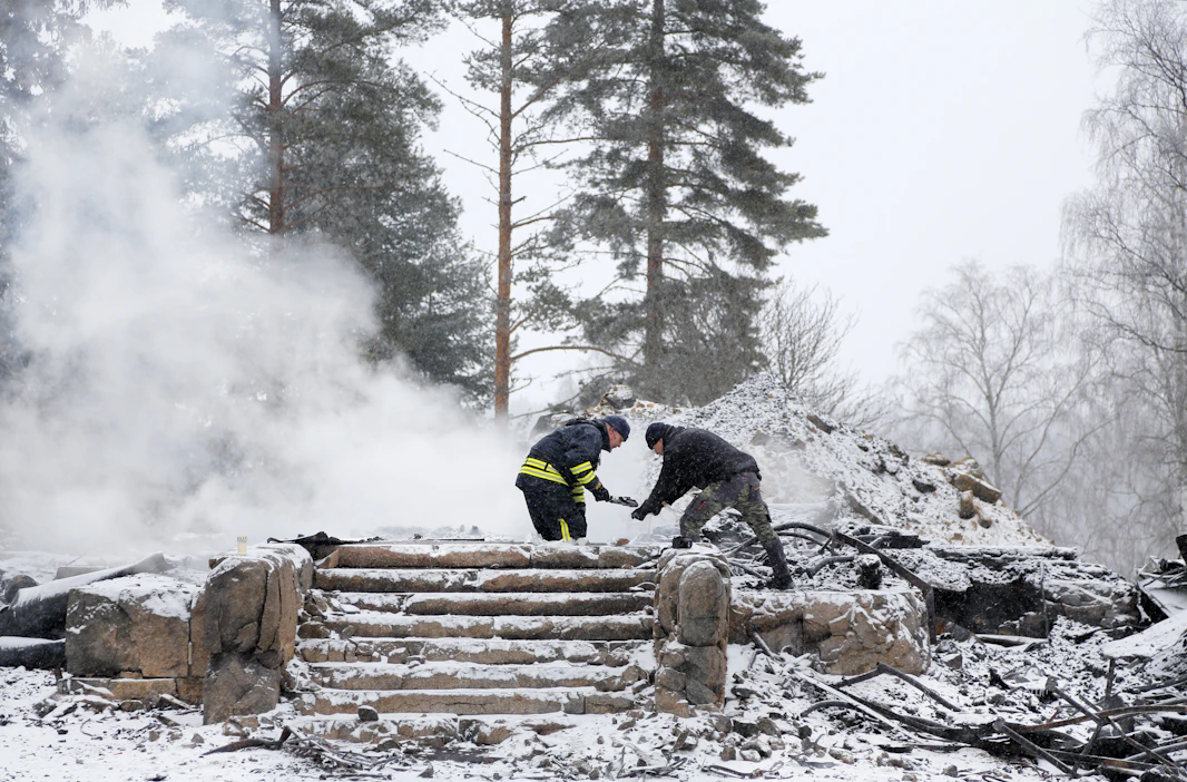 Poliisi teki teknistä tutkintaa Rautjärven kirkon raunioilla tiistaina päivällä.