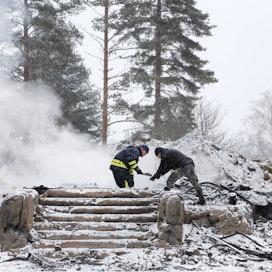 Poliisi teki teknistä tutkintaa Rautjärven kirkon raunioilla tiistaina päivällä. 