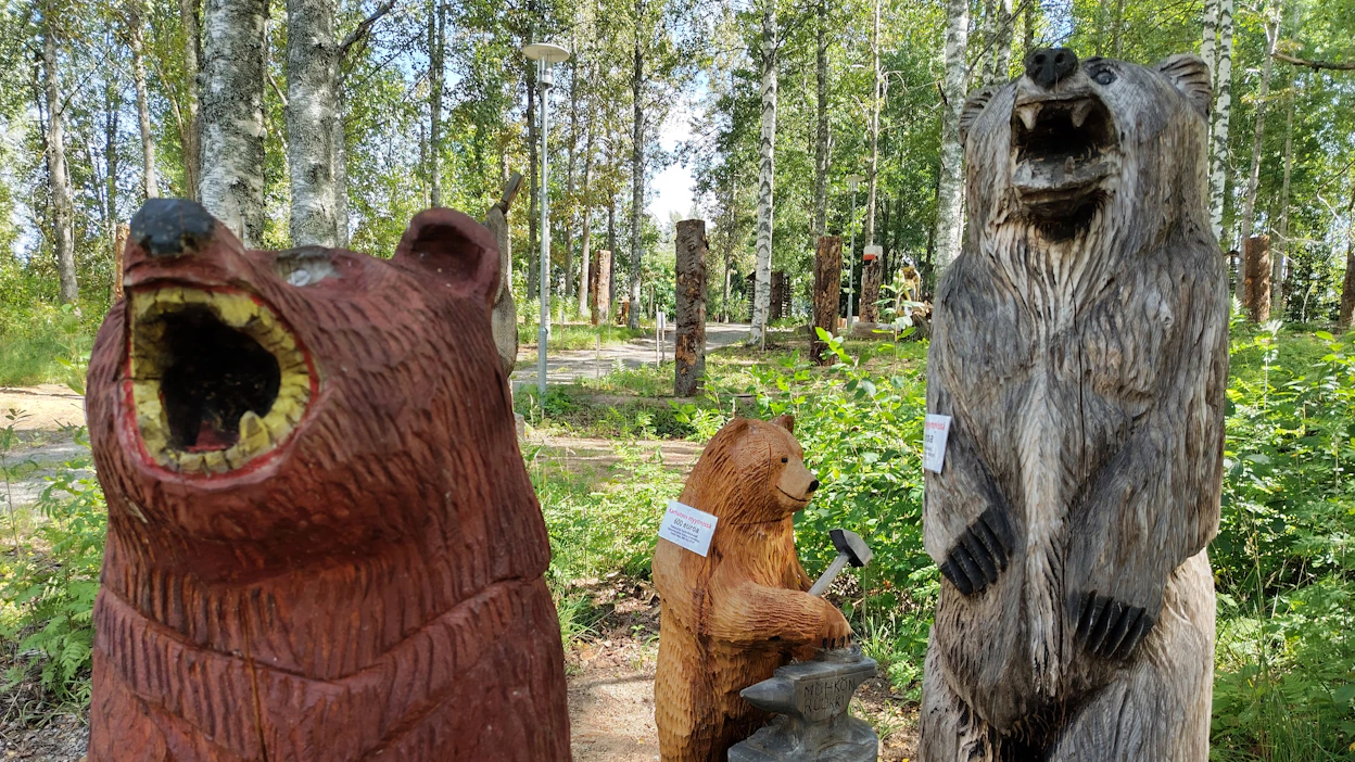 Karhufestivaalin karhupatsaita tulee myyntiin Ilomantsissa yhdistyksen talousvaikeuksien vuoksi.