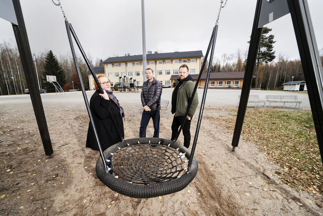 Paikalliset yrittäjät ja koulun entiset oppilaat Tiina Rinne-Lampinen, Jyrki Repo ja Johan Porkkala ottivat näkyvän roolin vastustaessaan Jämsän kaupungin suunnitelmia sulkea Koskenpään koulu.