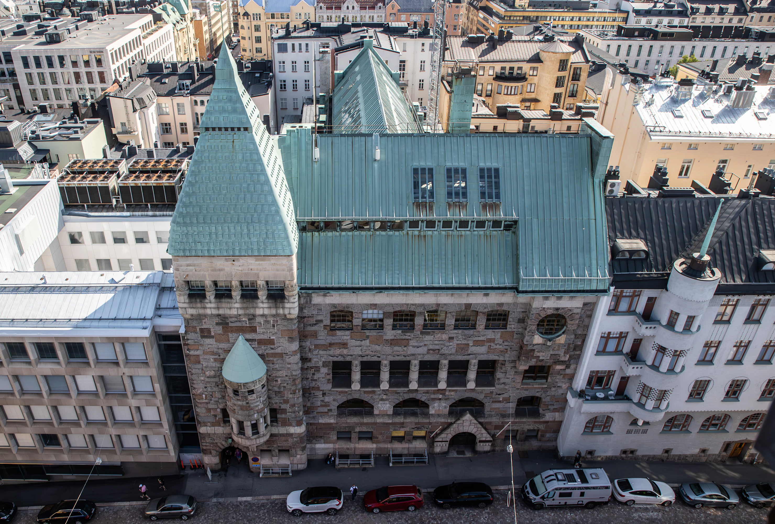 Helsingin puhelinyhdistyksen talo on yksi Lars Sonckin kansallisromanttisen arkkitehtuurin merkkiteoksista. Samaa voi sanoa harmaakivisistä Helsingin Kallion kirkosta sekä Tampereen tuomiokirkosta. Sonckin käsialaa molemmat.